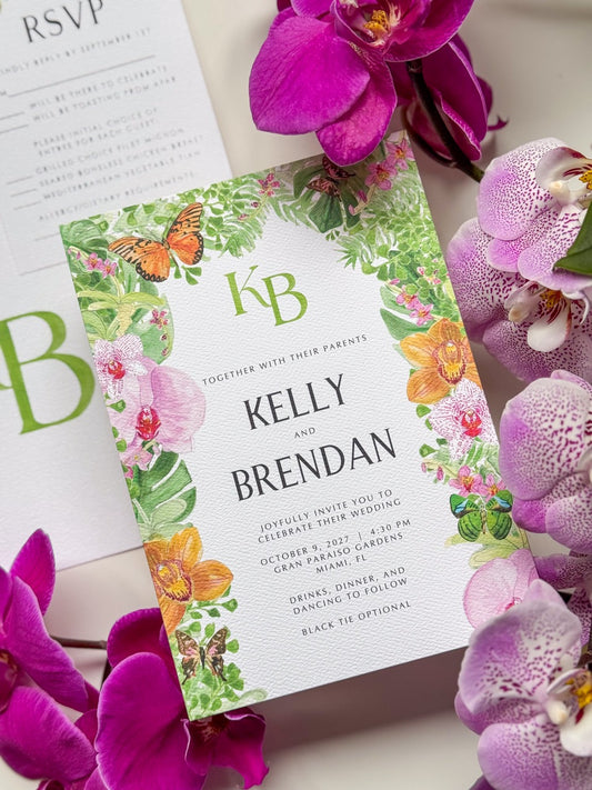 Invitación de boda acuarela con mariposa y flores; monograma KB verde y texto negro