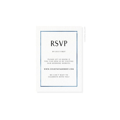 RSVP-Karte mit blauem Rahmen; „RSVP“ in klarer Serifenschrift mit Textzeilen im Inneren