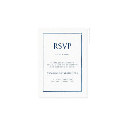 RSVP-Karte mit blauem Rahmen; großes „RSVP“ in schlichter Serifenschrift, darunter Infos