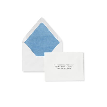 Europäischer Flap-RSVP-Umschlag mit blauem Innenbereich und Karte mit Rücksendeadresse